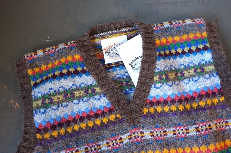 Jamieson’s　　　FAIRISLE V-NECK SLIP OVER